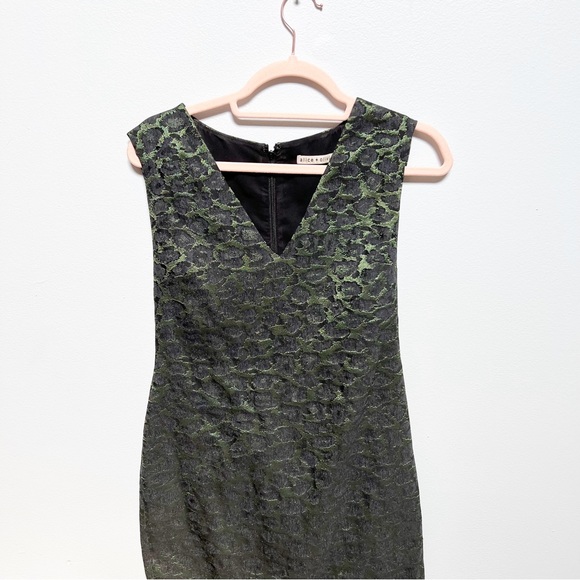 Alice + Olivia Green Jacquard V-Neck Dress - Picture 2 of 8